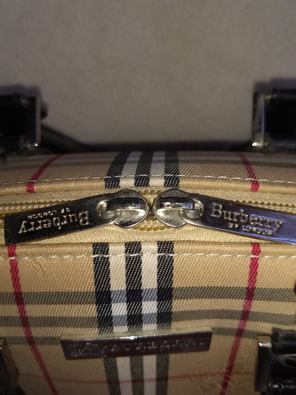 Mini Burberry (Not Authentic)  handbag. - Picture 7 of 12